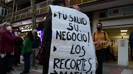 Concentración en frente del centro de salud de Avenida de Aragón para pedir más asistencia médica de la sanidad pública