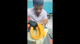 Skillful Vietnamese chef carves basket out of pumpkin