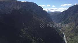 French climbers get bird's-eye view of vultures while on mountain face