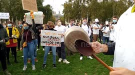 Hospitality workers bangs pots and pans in Parliament Square in protest against lockdown rules