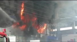 Hafeez Center, Lahore, Pakistan: the fire intensifies, the 4th floor is engulfed in flamesHafeez Center, Lahore, Pakistan: the fire intensifies, the 4th floor is engulfed in flames