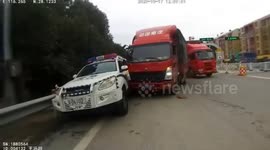 Chinese truck driver deliberately smashes into police car after being fined