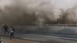 Tourists flee as Qiantang tidal bore slams onto shore in eastern China