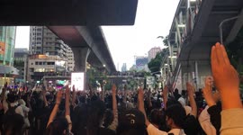 Thai protesters march through Bangkok towards government house