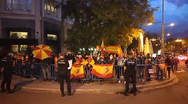 Simpatizantes del Partido de ultraderecha de Vox protestan enfrente del Congreso de los Diputados en Madrid