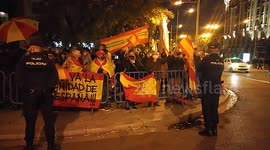 Simpatizantes del Partido de ultraderecha Vox protestan en contra del Gobierno de Pedro Sanchez Al finalizar la mocion de censura
