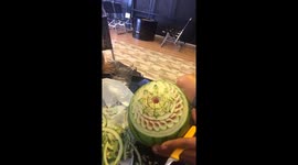 Vietnamese chef carves beautiful floral patterns into watermelon