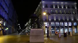 Madrid inicia su 'toque de queda' con bares llenos hasta la medianoche y una ciudad vacía tras el cierre