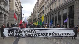 Decenas de personas marchan en Madrid en defensa de los servicios públicos