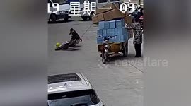 Scooter rider tripped up by rope thrown over vehicle on road in eastern China
