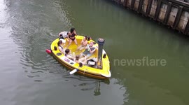 Floating 'hot tub boat' seen passing under Canary Wharf