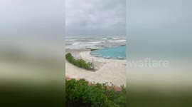 Mexicans seek shelter as Hurricane Zeta brings high winds and waves