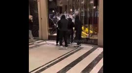 Manifestation Torino GUCCI SHOP DESTROY