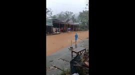 Flash floods submerge streets in Vietnam