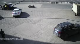 Chinese passersby lift up car together to rescue 5-year-old trapped underneath