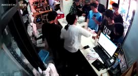 Restaurant staff beat up delivery man as he loses temper due to long wait in southern China