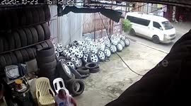 SUV loses control and crashes into tuk-tuk in the Philippines