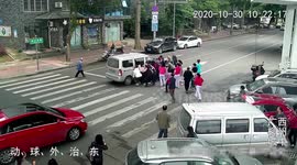 Kind-hearted passersby lift minibus up to free elderly man trapped underneath in southern China