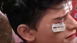 Exotic performer in south India can pick up razor blades with his eyes