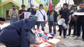 People who are members of the Islamic youth movement, burn a number of beverage products, cosmetics from France, this youth from the Muslim community also burns posters with the image of the French president, Emanuel Macron.