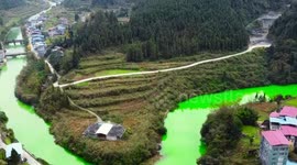 River turns GREEN in central China