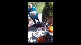 US man sets up jumping spider Halloween decoration to scare delivery driver