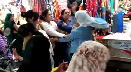 Watch - Middle age women beats teenage girl after she called her as Aunty