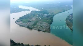 Different coloured rivers in China meet to make perfect boundary