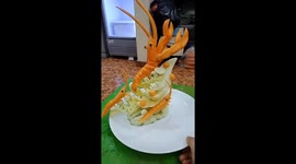 Skilful Vietnamese sculptor carves lobster out of carrot