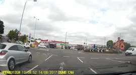 4X4 Runs roundabout junction