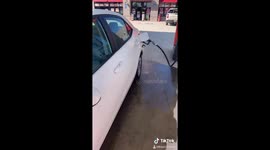 Fedex driver prevents overflowing gas pump from causing accident