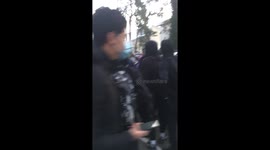Des adolescents vandalisent une voiture de police durant les manifestations à Compiègne