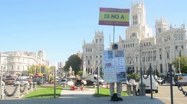 Un hombre protesta con una pancarta en contra de la nueva Vacuna Pfizer para combatir el coronavirus en España
