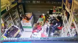 Alleged thief trying to sneak under shutter down caught by shop assistant in southern China