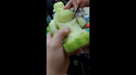 Skilful Vietnamese sculptor creates Maitreya Buddha from chayote