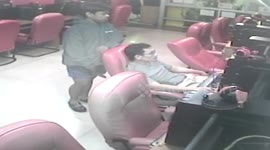 Mugger instantly regrets attacking computer geek who wrestles him to the ground