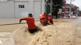 Rescuers in Philippines battle through Typhoon Vamco flash floods