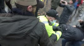 Scuffles and clashes erupt at anti-lockdown demo in Bristol, UK