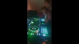 Granddaughter of 5 months attempts to be a DJ mixing Baby Shark - Pingfong