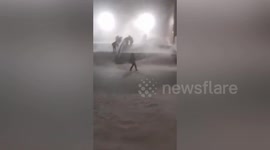 Snowstorm almost blows college students off their feet in northern China