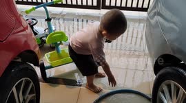 The two-year-old boy helps parents wash cars and self-wash his toy car too