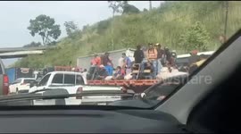 sin gasolina En gandolas sin seguridad se trasladan los venezolanos