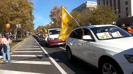 Cientos de coches llenan el Paseo de la Castellana contra la ley de reforma educativa