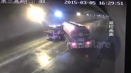 油罐车打滑横在高速路