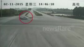 Rickshaw miraculously escapes China crash