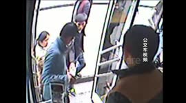 Bus driver stops mobile phone theft