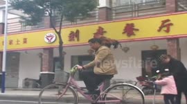 神奇公鸡:买菜、跳舞、打太极