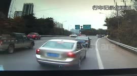 Car 'brake checks' truck in China road rage