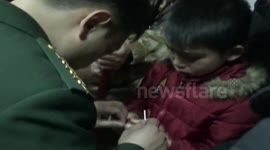 小男孩贪玩手指卡进轴承圈 消防人员施巧手来救援
