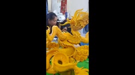 Professional Vietnamese artist sculpts a beautiful dragon from pumpkins
